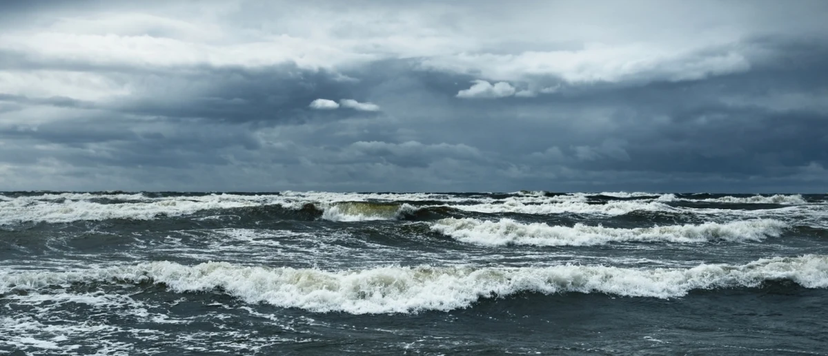 Wzburzone morze, fale wdzierające się na plażę i bardzo silny wiatr - oto obraz sopockiej plaży w sobotę. W regionie strażacy mają pełne ręce pracy, a synoptycy nie mają dobrych wiadomości.