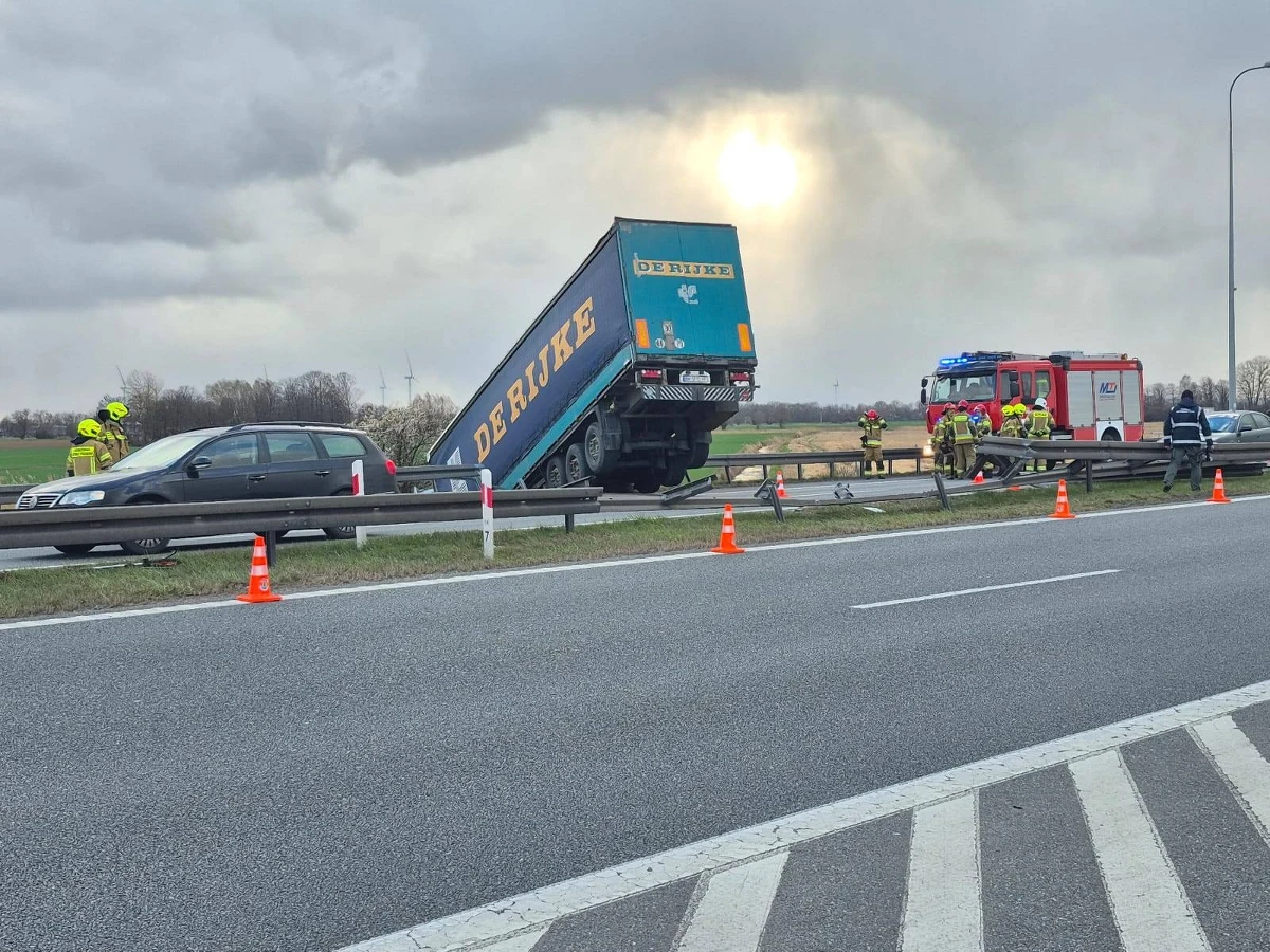 Utrudnienia na trasie S7 zaraz za węzłem Gdańsk-Wschód w stronę Warszawy. Ciężarówka wypadła tam z drogi. Przód auta jest w rowie, a tył przyczepy wisi w powietrzu. W wyniku wypadku został ranny kierowca ciężarówki.