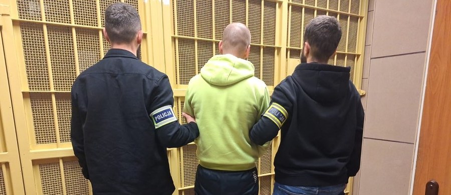 Areszt tymczasowy dla 37-latka, podejrzanego o serię brutalnych rozbojów na starszych kobietach w Warszawie. Mężczyzna atakował swoje ofiary z zaskoczenia, wybierając momenty, gdy w pobliżu nie było świadków. Jak się okazało, był również poszukiwany do odbycia kary ponad 5 lat więzienia.