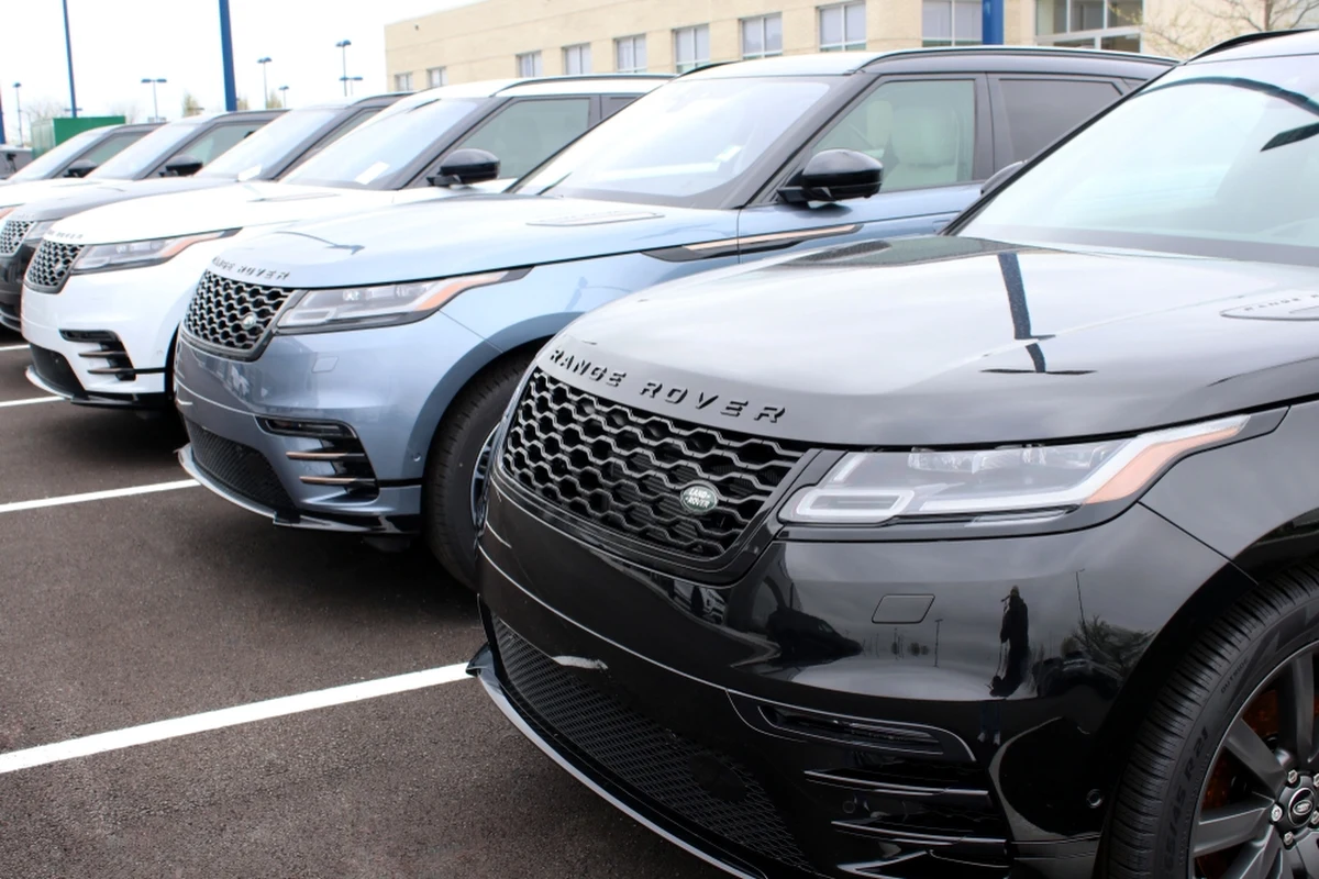 Brytyjski producent samochodów Jaguar Land Rover poinformował, że wstrzymuje kwietniowe dostawy do Stanów Zjednoczonych w związku z cłami wprowadzonymi przez Donalda Trumpa. To o tyle poważny krok, że firma sprzedaje do USA około 25 proc. swojej całkowitej produkcji.