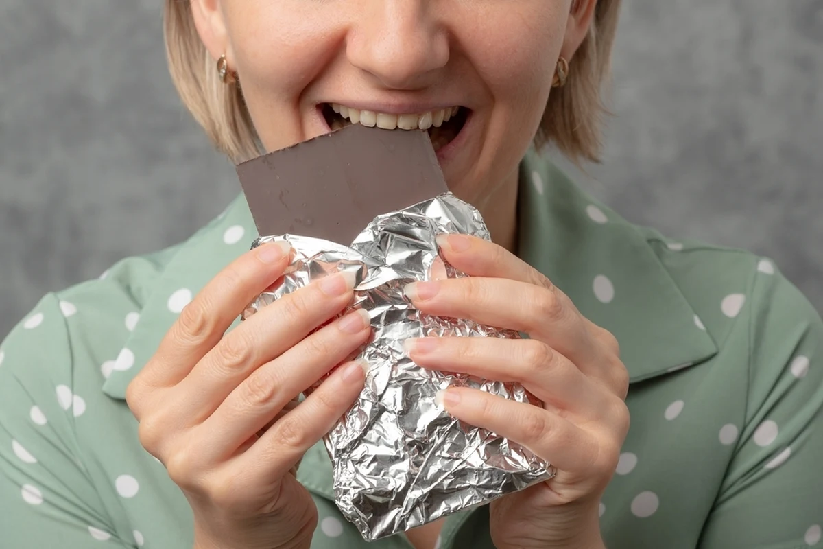 Zmiany cen kakao na światowych rynkach wywołują efekt domina, który odczuwalny jest na półkach polskich sklepów. W rozmowie z przedstawicielką łódzkiej cukierni przyglądamy się aktualnej sytuacji na rynku ziaren kakaowca i jej wpływowi na cenę czekolady oraz innych czekoladowych wyrobów.