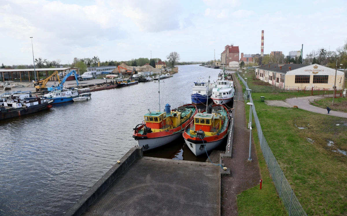 W Elblągu (woj. warmińsko-mazurskie) i okolicach napięta sytuacja związana z pogodą. Silny północny wiatr, który od kilku godzin nie daje spokoju mieszkańcom, przyniósł ze sobą nie tylko uszkodzenia infrastruktury, ale i zjawisko cofki, które zmusiło władze do ogłoszenia pogotowia przeciwpowodziowego w porcie Elbląg.
