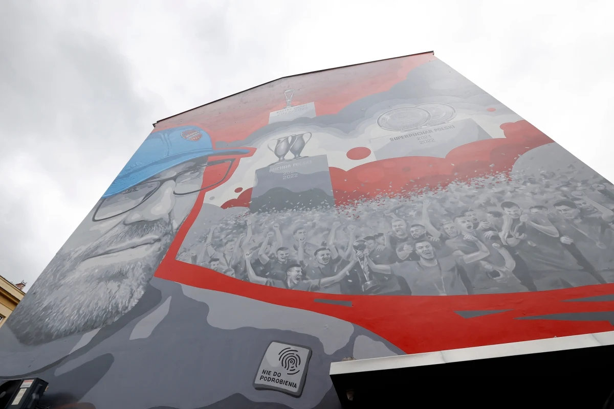 Na ścianie jednego z bloków w centrum Częstochowy odsłonięty został nowy mural. Jego bohaterami są piłkarze występującego w ekstraklasie Rakowa oraz ich trener Marek Papszun. 