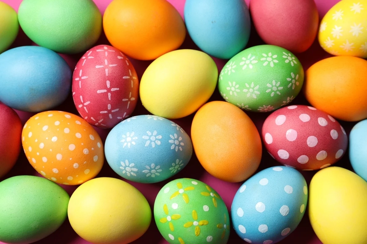 Trudno - nawet w czasach rosnących cen - wyobrazić sobie Wielkanoc bez jajek. W tych wyjątkowych, świątecznych dniach lądują one na naszych stołach pod wieloma postaciami. Trafiają też do koszyka ze święconką. Ważną rolę odgrywają te jajka, które są na różne sposoby ozdabiane - pisanki, kraszanki itp. Jak jajko stało się symbolem Wielkanocy? Warto zgłębić ten temat, bo tylko pozornie sprawa jest jasna i oczywista. 