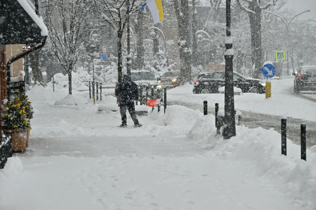Zima wróciła na Podhale. Temperatura na szczycie Kasprowego Wierchu spadła do – 14 stopni Celsjusza. Spadło też sporo śniegu – nie tylko na tatrzańskich szczytach. TOPR ostrzega turystów przed zamieciami śnieżnymi i zagrożeniem lawinowym. 