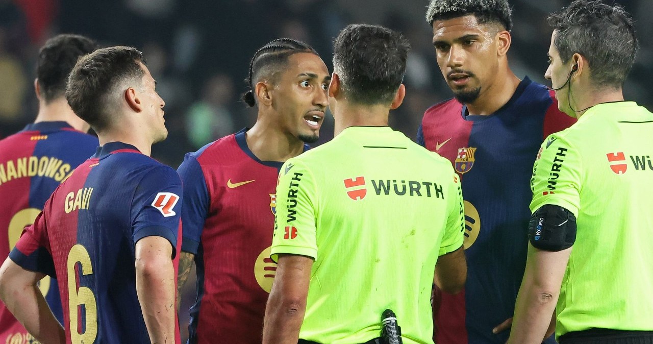 Skandal po meczu Barcelony. Wiadomo, co sędzia powiedział Raphinhi. Ten wybuchł