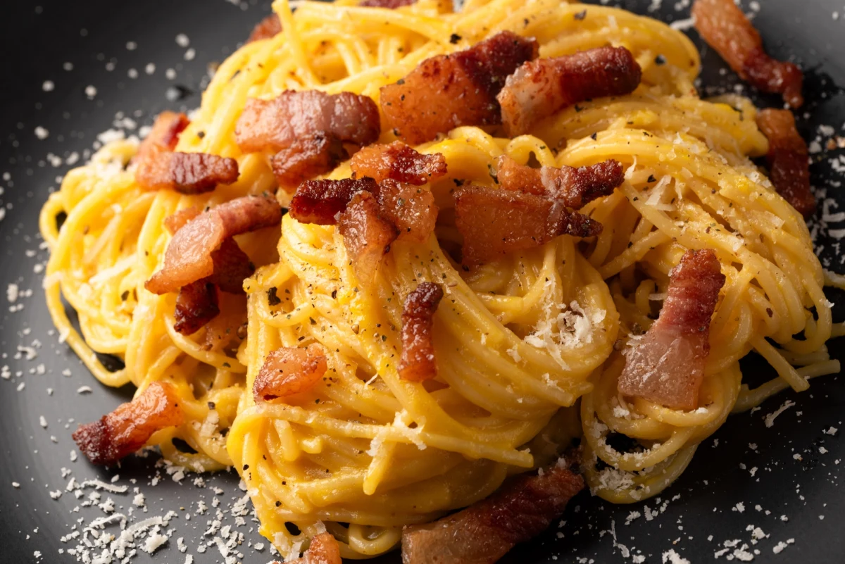 Jedno z najpopularniejszych dań kuchni rzymskiej obchodzi swoje święto. We Włoszech obchodzony jest Dzień Carbonary. Czy to danie znajduje się w waszym menu? Jak je przygotowujecie – dajcie nam znać w ankiecie.