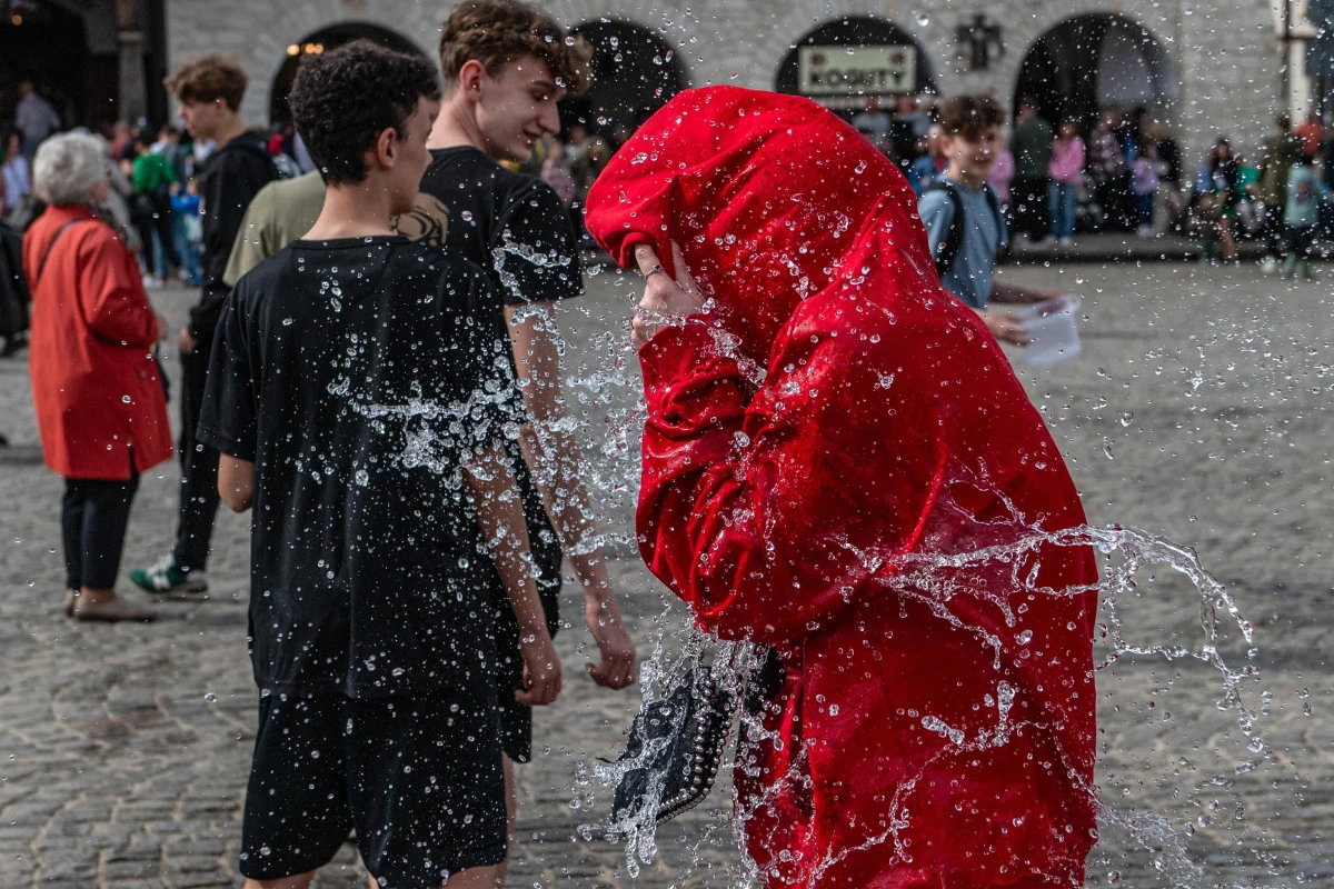 Poniedziałek Wielkanocny jest w polskiej tradycji przedłużeniem radości ze zmartwychwstania Chrystusa. Nie jest on świętem nakazanym i nie ma obowiązku w tym dniu uczestniczenia we mszy świętej - wyjaśniają teolodzy. Ze świętami związanych jest wiele zwyczajów i obrzędów. W tradycji ludowej Poniedziałek Wielkanocny znany jest jako śmigus-dyngus albo lany poniedziałek.