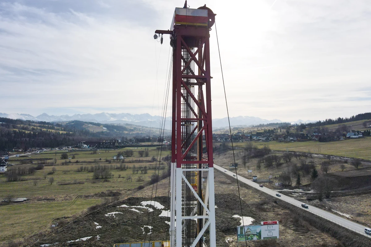 Nie 7, ale 6,1 km głębokości będzie miał odwiert geotermalny w Szaflarach (woj. małopolskie). Prace wiertnicze zakończyły się dokładnie na 6103,2 m i nie będą kontynuowane ze względu na szereg problemów technicznych. Odwiert geotermalny w Szaflarach miał być najgłębszym tego typu odwiertem na świecie.