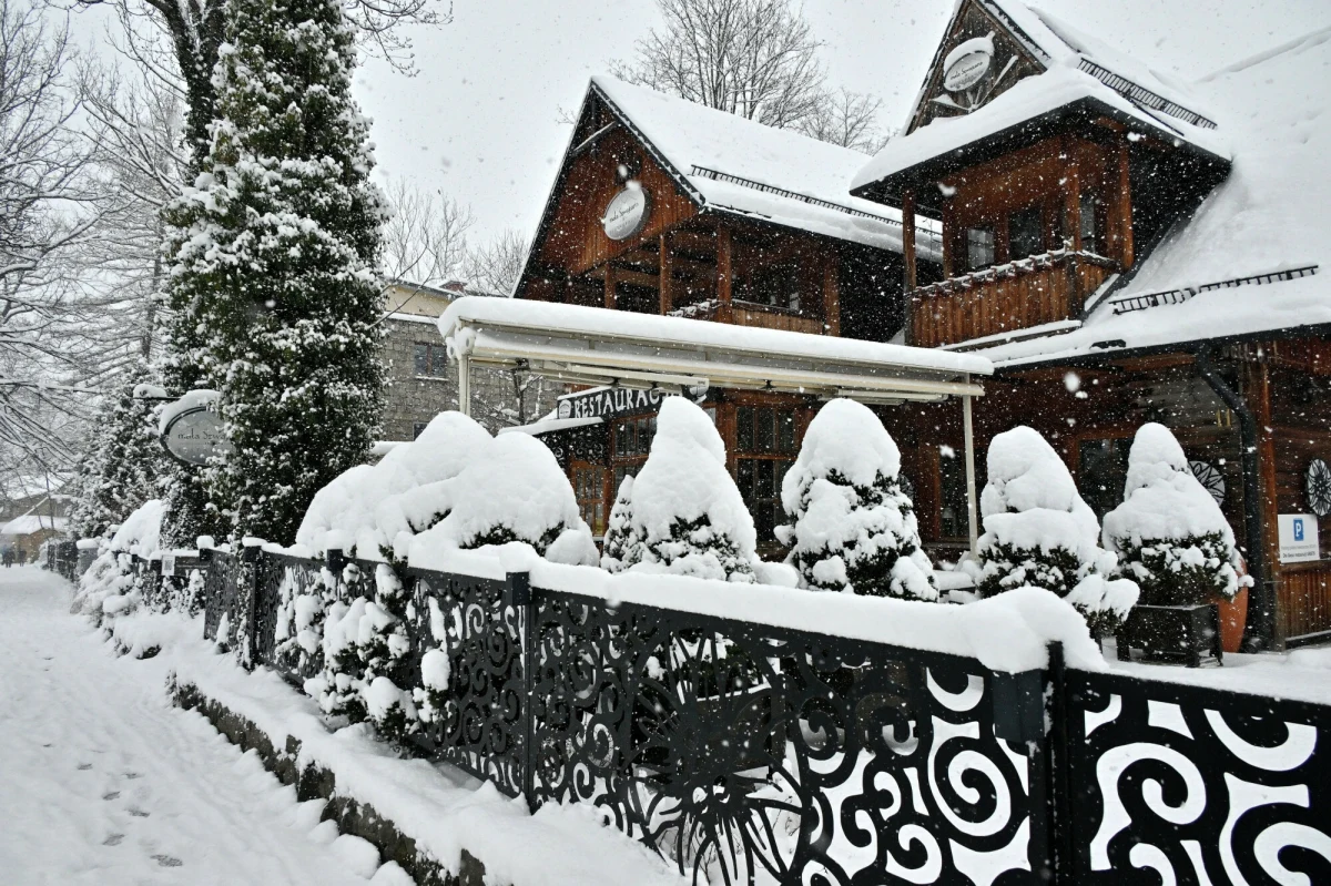 Zimowa aura nie odpuszcza – Dolina Pięciu Stawów Polskich obudziła się pod 110-centymetrową warstwą śniegu, a na Kasprowym Wierchu jest niemal 90 cm puchu. Mimo że kalendarz powoli zwiastuje nadejście wiosny, w Tatrach panują warunki prawdziwie zimowe. Temperatura na szczytach spadła do minus 15 st. C.