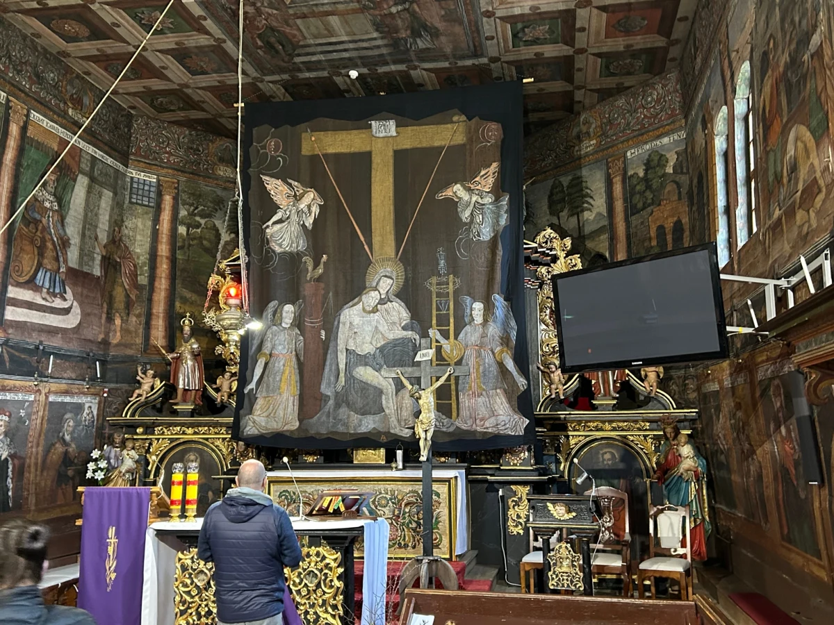 W sercu malowniczej Orawy, w niewielkiej miejscowości Orawka (woj. małopolskie), kryje się jeden z najcenniejszych zabytków sakralnych - kościół św. Jana Chrzciciela. Ten najstarszy kościół na Orawie, datowany na lata 1650-1656, przyciąga nie tylko swoją historią, ale również wyjątkowymi skarbami. Wśród nich są cztery unikatowe kurtyny, znane również jako opony wielkopostne.