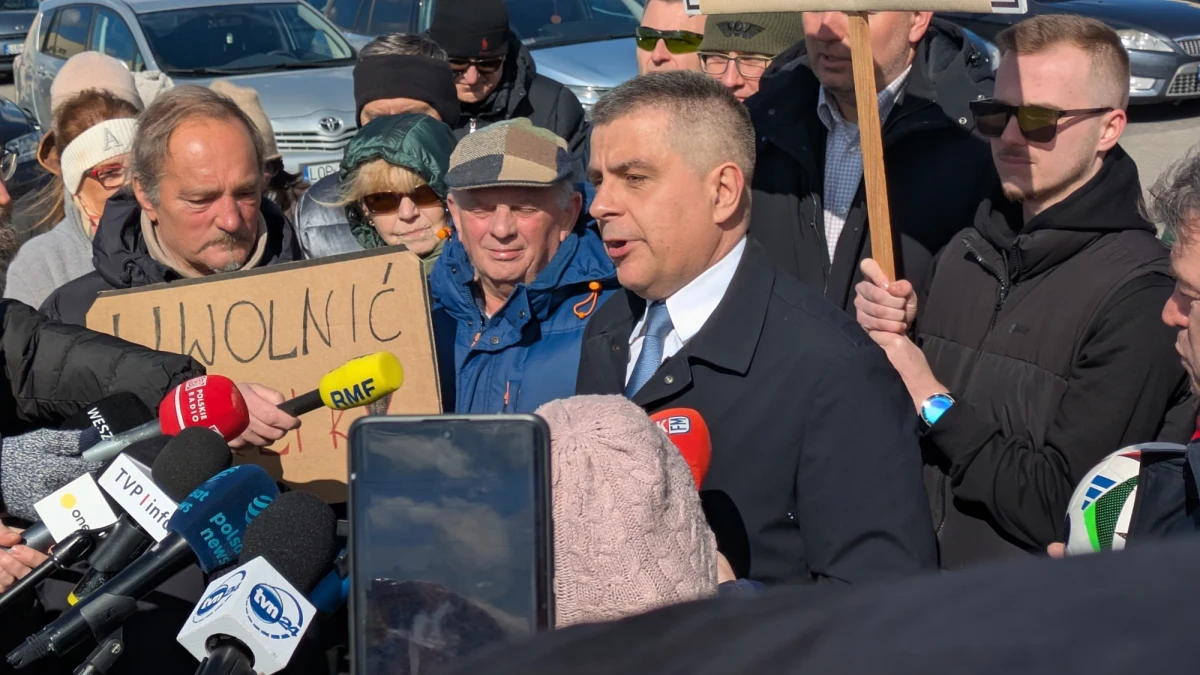 W poniedziałek przed zakładem karnym w Opolu Lubelskim (woj. lubelskie) pojawił się prezydent Puław. Paweł Maj miał spędzić w areszcie pięć dni za niezapłaconą przez miasto grzywnę. Za kraty jednak nie trafi, bo ktoś wpłacił grzywnę za miasto. Źródłem problemu jest spór o funkcjonowanie boiska orlik.