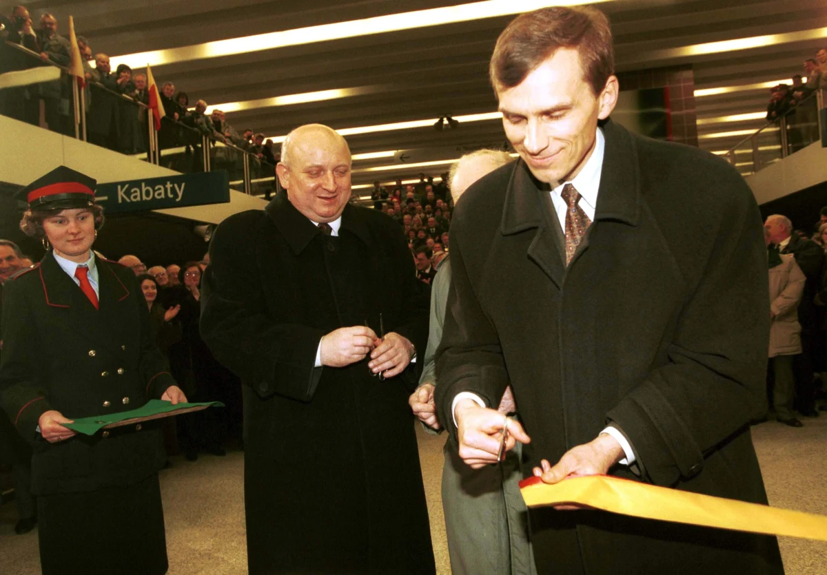 Mija dokładnie 30 lat od otwarcia pierwszego odcinka warszawskiego metra. 11,5-kilometrową trasę, przy której zlokalizowano 11 przystanków, otwierali m.in. ówczesny premier Józef Oleksy, prezydent stolicy Marcin Święcicki i prymas Polski Józef Glemp.