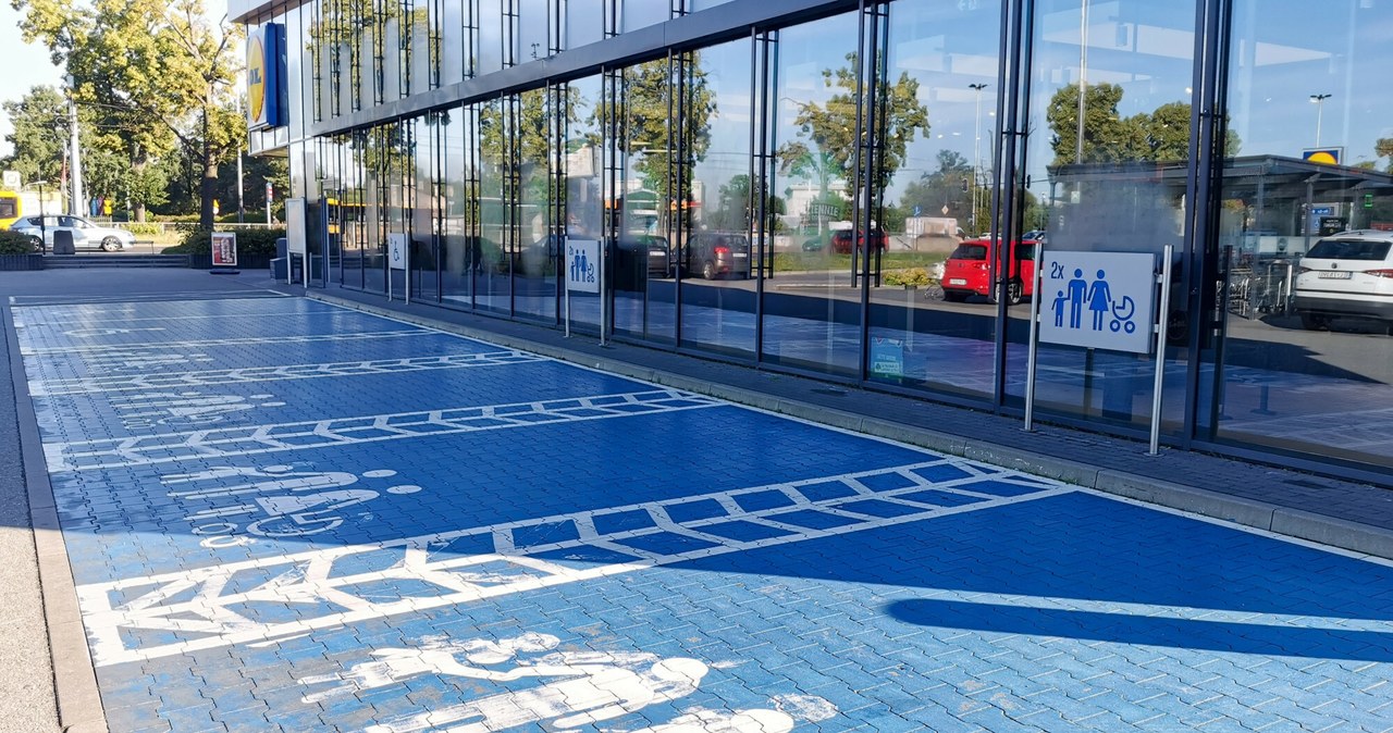Miejsca parkingowe dla rodzin będą uregulowane? Rząd rozważy zmiany w prawie