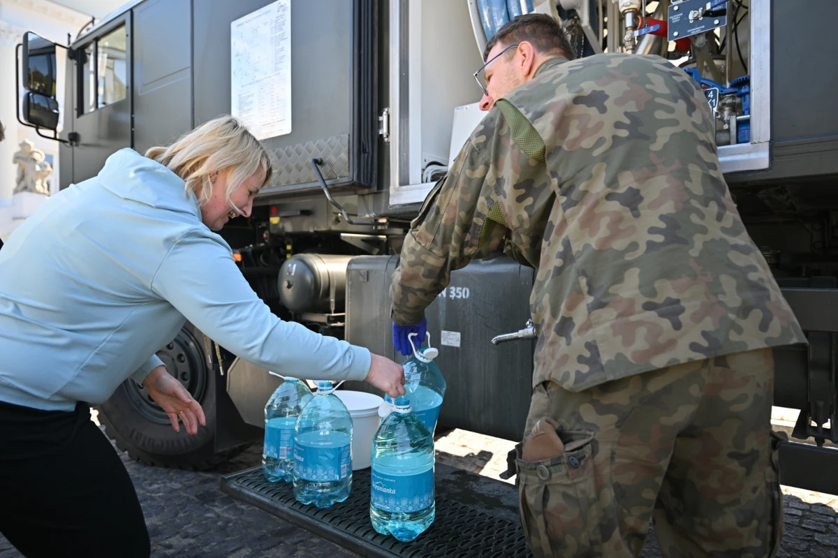 Już od sześciu dni mieszkańcy Otwocka i Karczewa na Mazowszu nie mogą korzystać z wody w kranach - ani do celów spożywczych, ani sanitarnych. Problem dotyka ponad 40 tys. ludzi. Na powrót do normalności jest szansa dopiero we wtorek.