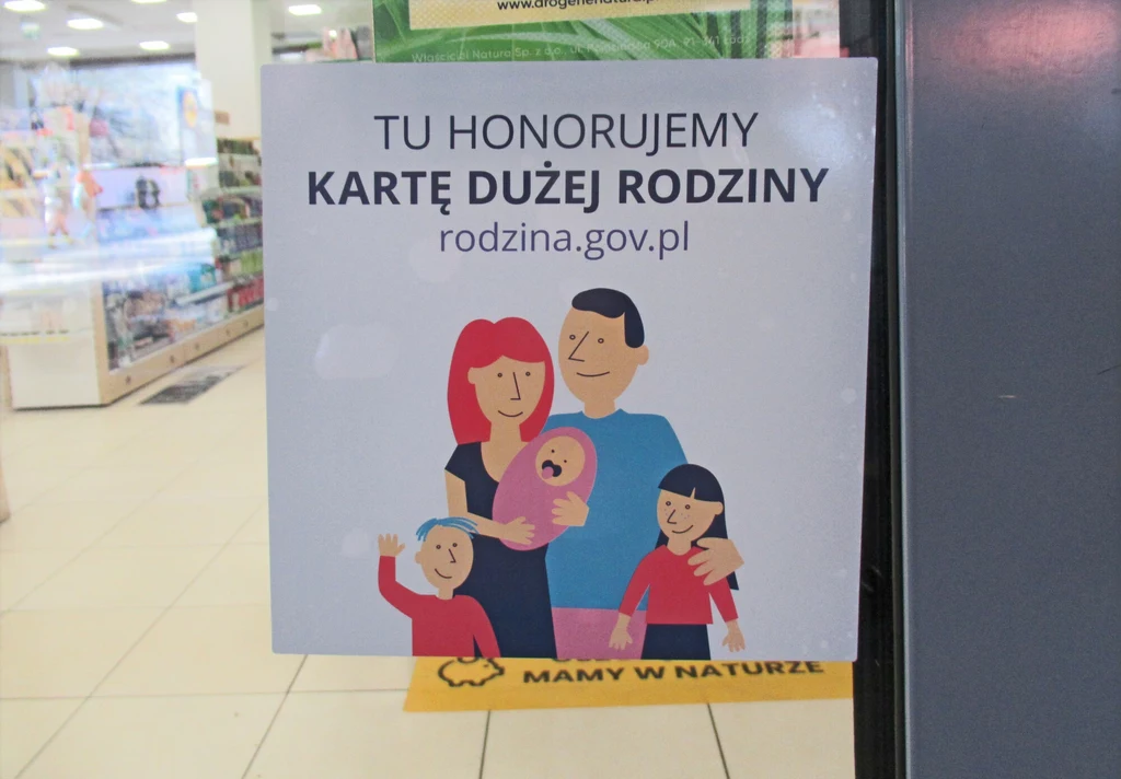 Plakat sklepu zachęcający do korzystania z Karty Dużej Rodziny