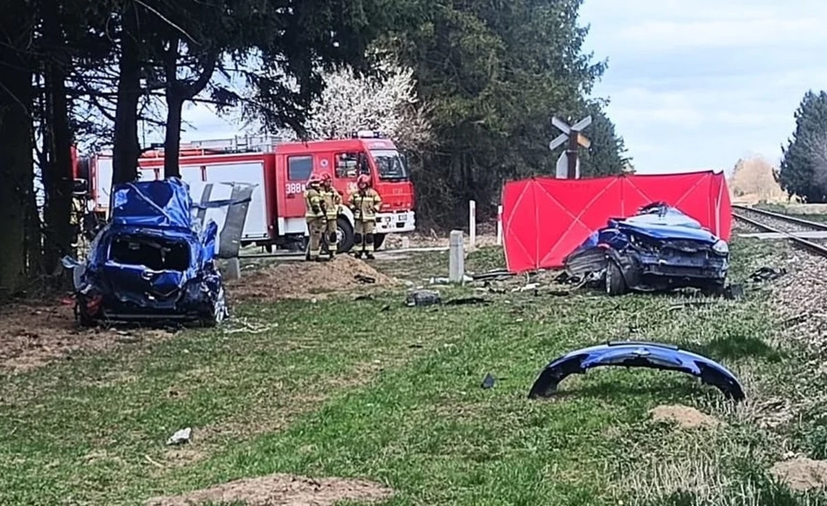 Koszmarny wypadek na przejeździe kolejowym pod Zamościem (Lubelskie). Kierująca mazdą kobieta zginęła na miejscu po zderzeniu z pociągiem na trasie Lublin-Bełżec. 