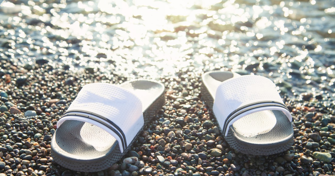Klapki i japonki: Jaki wpływ ma na zdrowie popularne letnie obuwie?