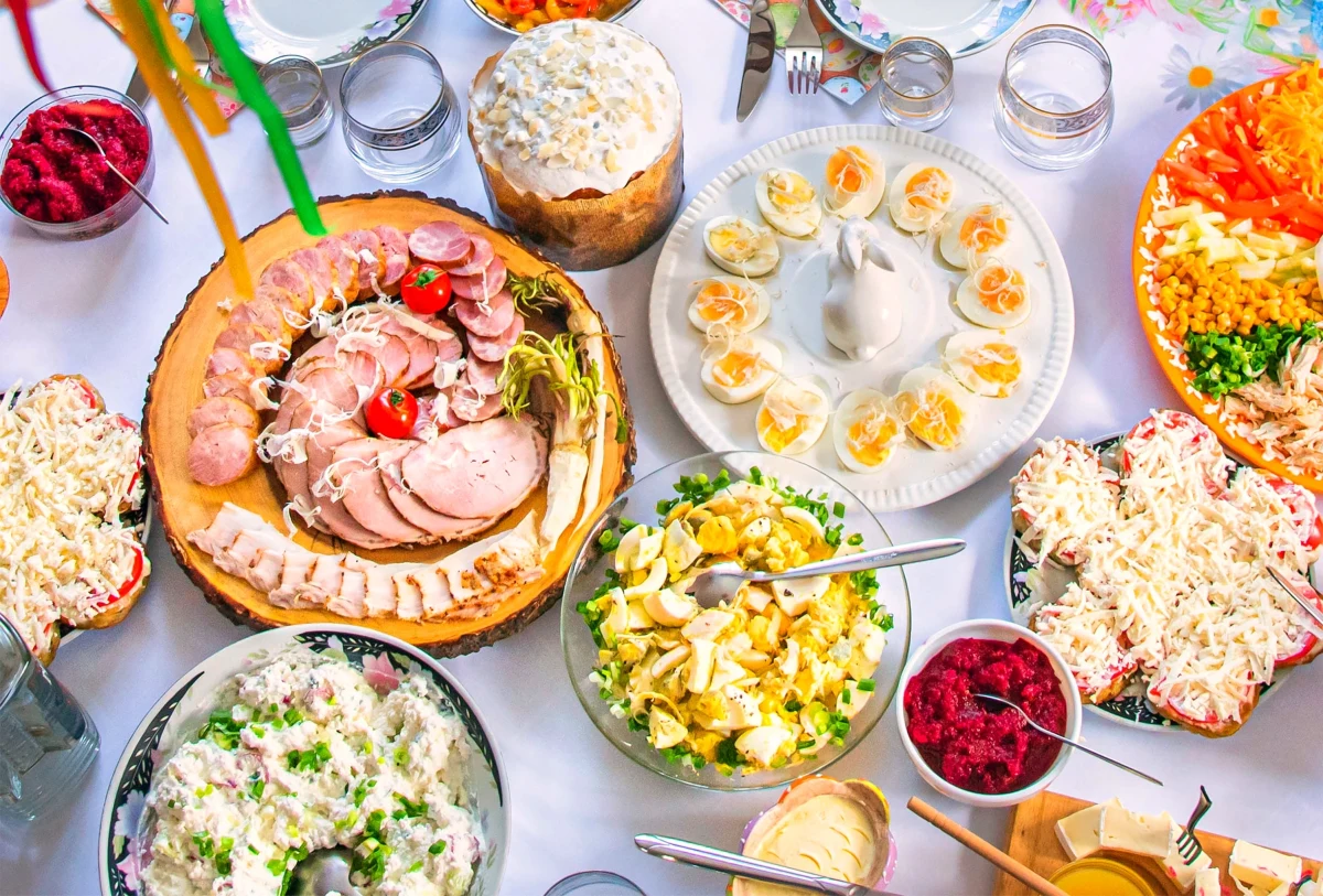 Świętom Wielkanocnym towarzyszą potrawy, które nieodłącznie kojarzą się z celebrowaniem Zmartwychwstania Pańskiego. Babka czy mazurek to klasyki na słodko, a żurek, chrzan lub jajka faszerowane na słono. Zebraliśmy dla was kilka sprawdzonych receptur, które nie zawiodą w wielkanocnej kuchni.