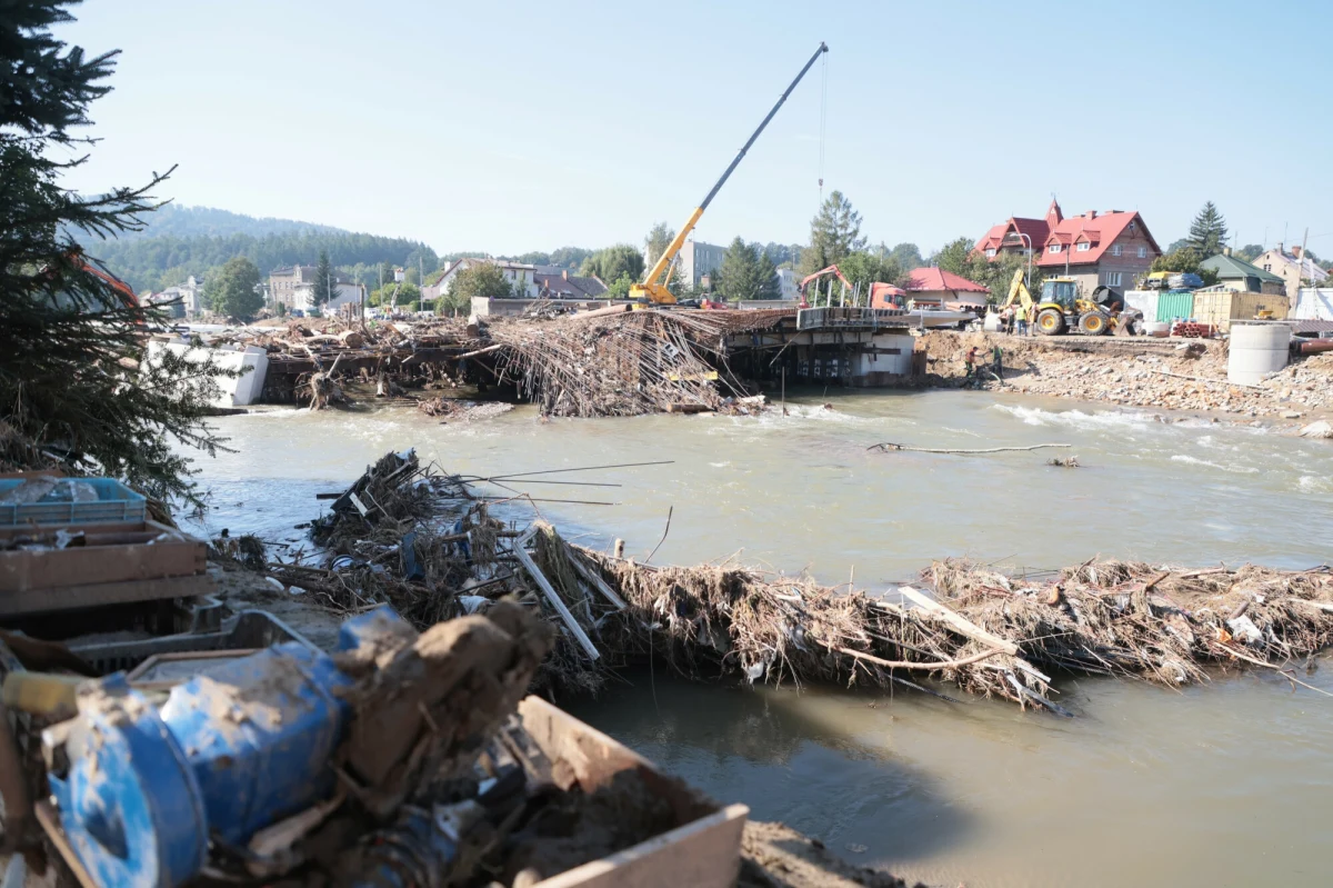 Nowy most nad Białą Głuchołaską w Głuchołazach ma być nie tylko odpowiedzią na skutki katastrofalnej powodzi z 2024 roku, ale również przykładem nowoczesnego podejścia do infrastruktury odpornej na ekstremalne zjawiska pogodowe. Budowa rozpocznie się jeszcze w tym roku.