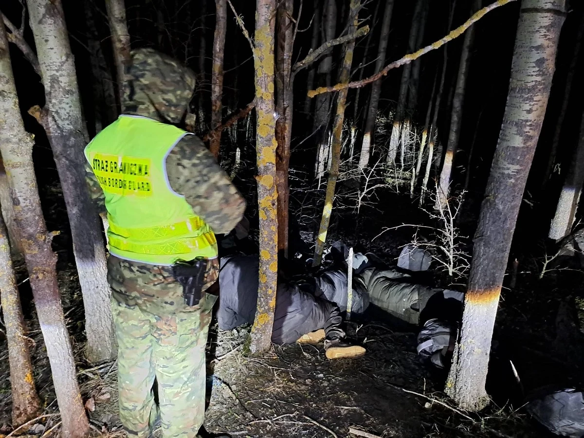 12 cudzoziemców, którzy nielegalnie dostali się do Polski z Litwy, oraz transportującego ich Greka zatrzymali podlascy strażnicy graniczni. Migrantów, w ramach readmisji, przekazano stronie litewskiej, natomiast 24-letni obywatel Grecji usłyszał zarzuty, za które grozi mu 8 lat więzienia.