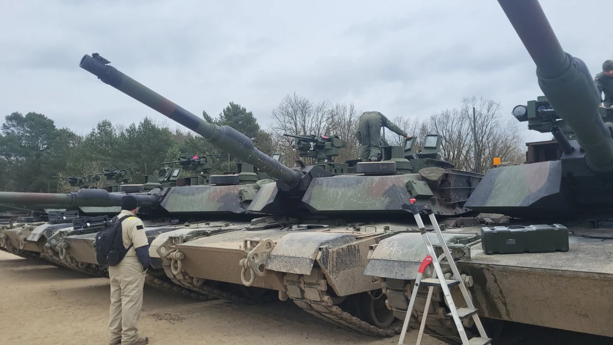 Na poligonie w podpoznańskim Biedrusku trwają ćwiczenia z wykorzystaniem najnowocześniejszych czołgów w polskiej armii. Załogi czołgów Abrams SEPv3 trenują na strzelnicy bojowej. 