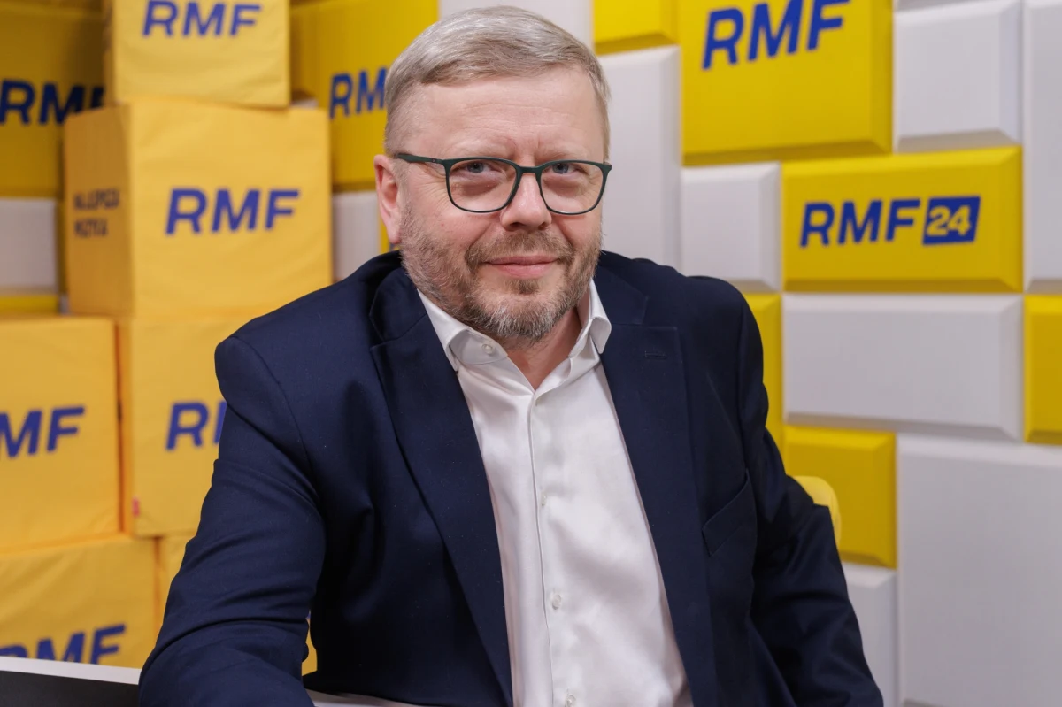 ​"Polskie firmy przetrwają tę wojnę celną lepiej niż firmy europejskie. Nasz ból głowy będzie mniejszy" - powiedział w Popołudniowej rozmowie w RMF FM Maciej Witucki, prezydent Konfederacji Lewiatan, zapytamy o wojnę celną wywołaną przez ostatnie decyzje prezydenta USA Donalda Trumpa. "Trzeba trochę poczekać, nie należy wpadać w panikę. Świat się nie kończy, nie musimy jeszcze kupować cukru" - dodał. Nasz gość został zapytany też o ostatnią decyzję Sejmu ws. obniżenia składki zdrowotnej dla przedsiębiorców. "To jest ten rodzaj reformy, z której wszyscy są niezadowoleni (...) Koniec końców to jest zaznaczenie, że 'zrobiliśmy reformę'. To takie 300 plus dla przedsiębiorców" - podkreślał gość Grzegorza Sroczyńskiego.
