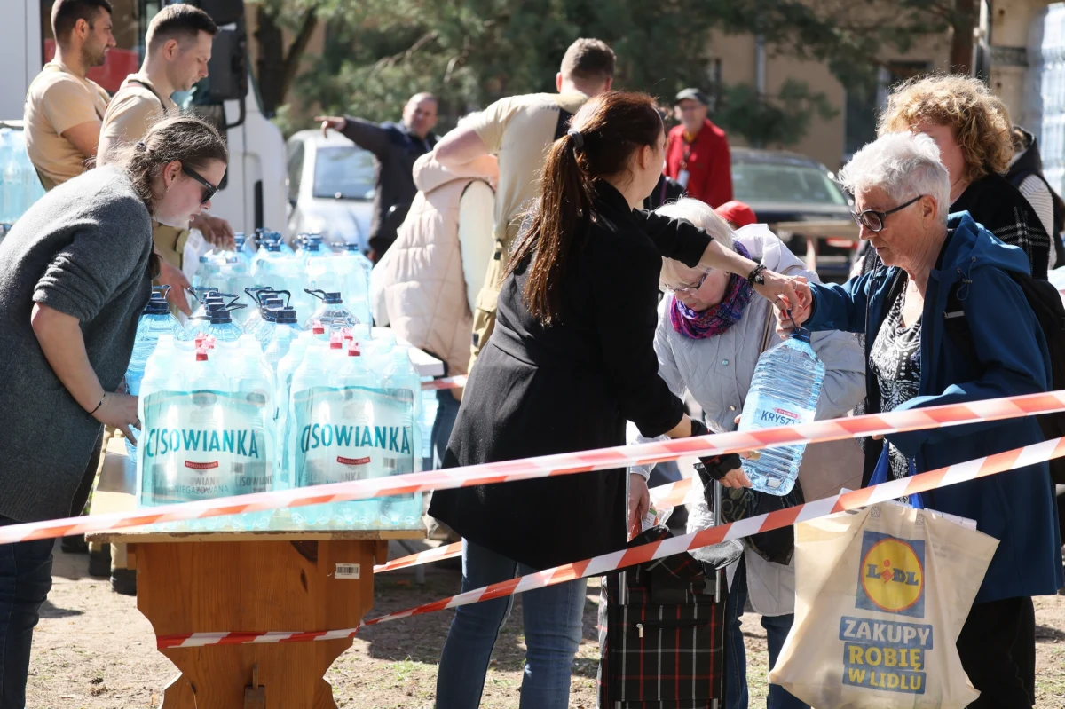 Prezydent Otwocka Jarosław Margielski poinformował w poniedziałek wieczorem, że są wstępne wyniki badania wody. Jest ona zdatna do spożycia warunkowo. Beczkowozy nadal zostaną na ulicach Otwocka i Karczewa (woj. mazowieckie). 