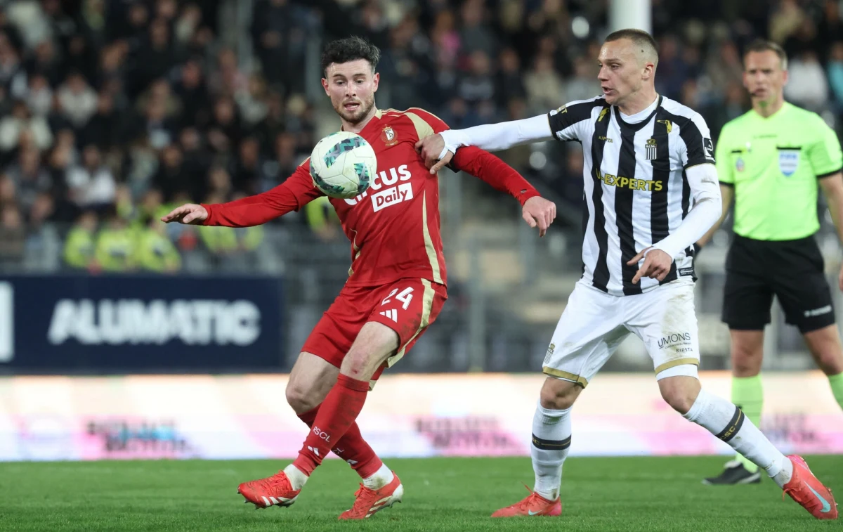Do bardzo niebezpiecznej sytuacji doszło w trakcie niedzielnego meczu belgijskiej ekstraklasy piłkarskiej na stadionie Royal Charleroi. Kibice Standardu Liege znaleźli pod swoimi siedzeniami zdalnie sterowane race i bomby dymne. Trybuny zostały częściowo ewakuowane. Na miejscu pojawiła się jednostka specjalizująca się w rozbrajaniu materiałów wybuchowych i pies tropiący. 