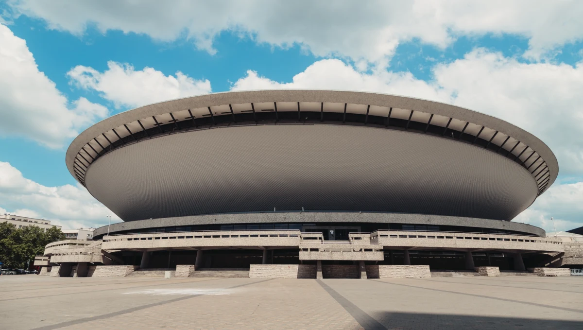 Spodek, jedna z najbardziej rozpoznawalnych hal widowiskowo-sportowych w Polsce, może już wkrótce zyskać oficjalny status zabytku. Wojewódzka konserwator zabytków Anna Ostrowska zapowiedziała wszczęcie postępowania w sprawie wpisania obiektu do rejestru zabytków województwa śląskiego. Decyzja ta to odpowiedź na planowane wyburzenie i odbudowę zewnętrznych tarasów katowickiej hali.