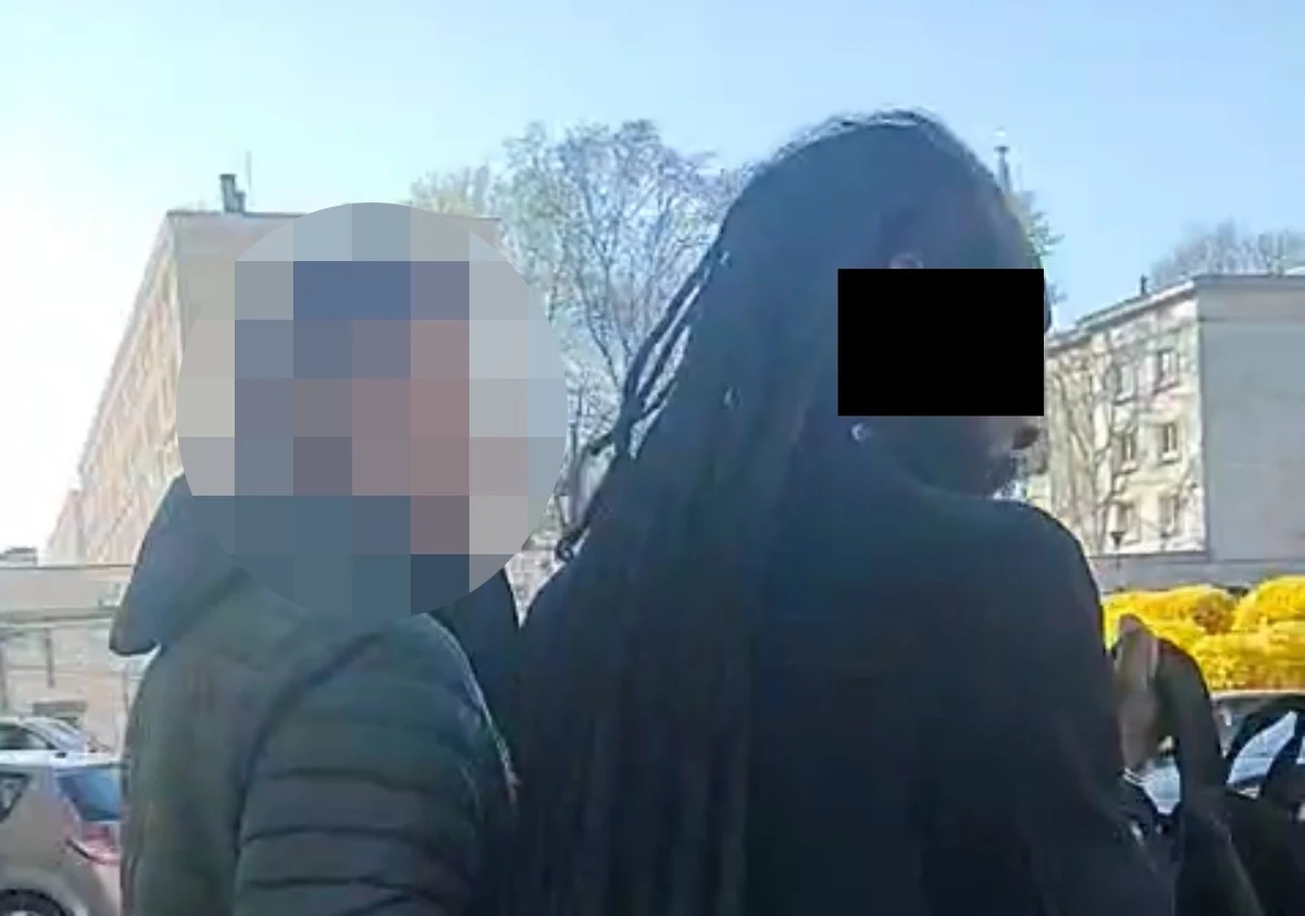 Śródmiejscy policjanci zatrzymali 50-letniego Jamajczyka, który pod koniec marca w centrum Warszawy zaatakował nożem przypadkowego mężczyznę. Napastnikowi grozi 20 lat więzienia.