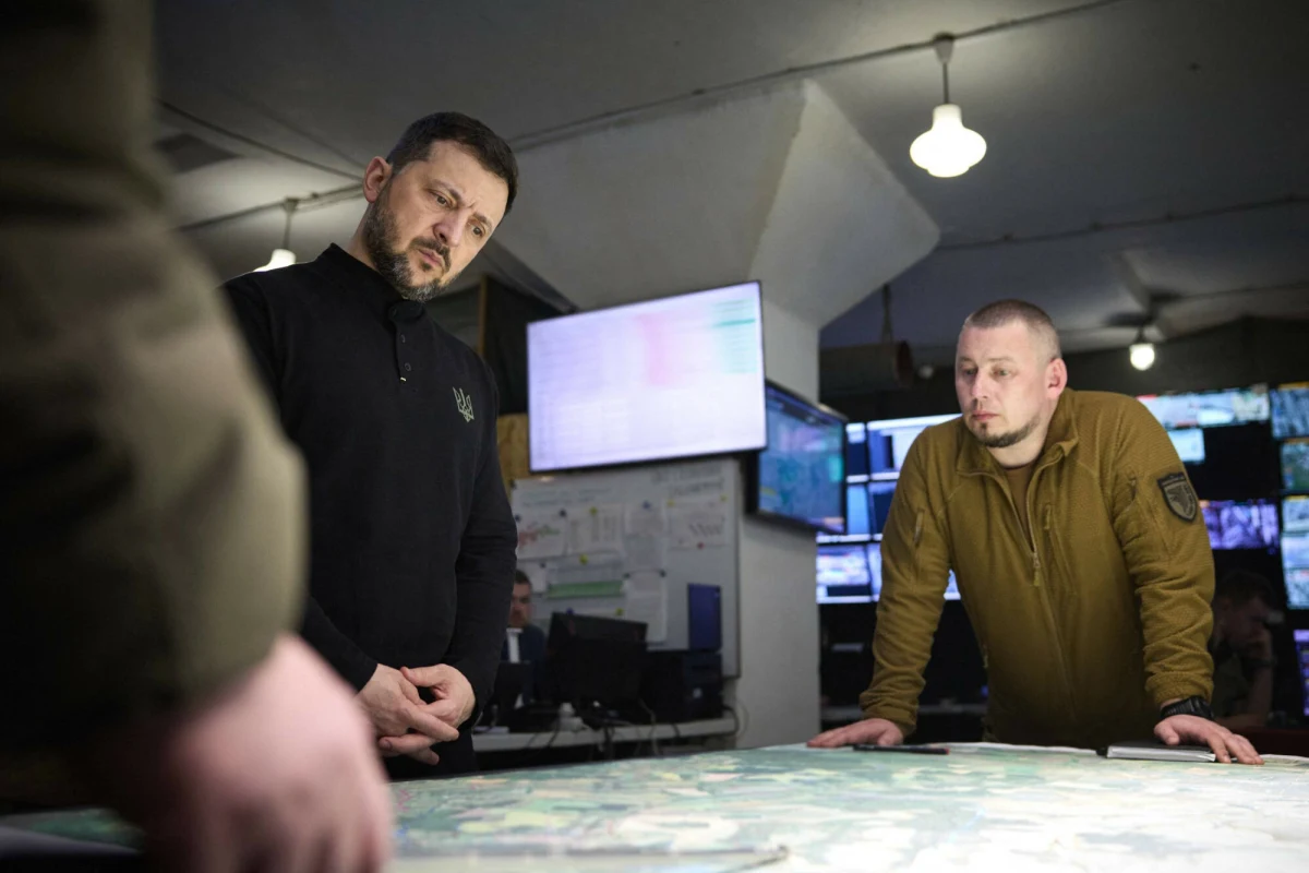 Nadal prowadzimy aktywne operacje w obszarach przygranicznych na terytorium wroga i jest to absolutnie słuszne - ogłosił w poniedziałek wieczorem prezydent Ukrainy Wołodymyr Zełenski.