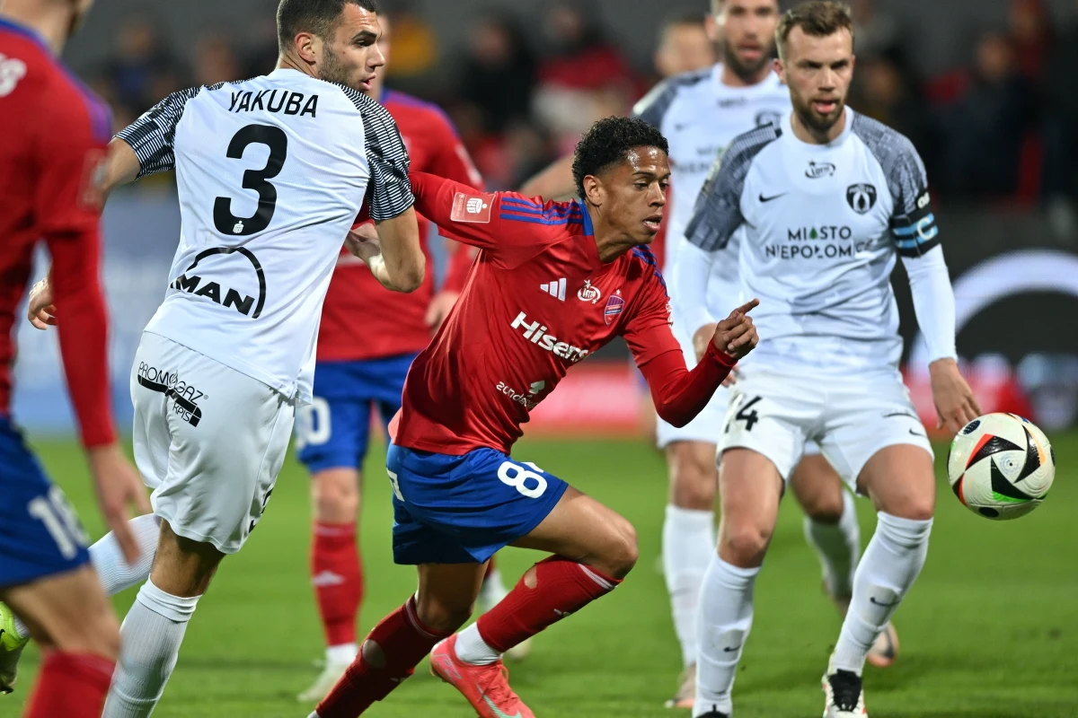 Na zakończenie 27. kolejki PKO BP Ekstraklasy Raków Częstochowa zremisował na wyjeździe z Puszczą Niepołomice 1:1. W pierwszej połowie po podaniu Ericka Otieno bramkę strzelił Ivi Lopez. W doliczonym czasie gry wyrównał jednak German Barkovsky. Drużyna Marka Papszuna w tabeli ma trzy punkty przewagi nad Lechem i cztery nad Jagiellonią.