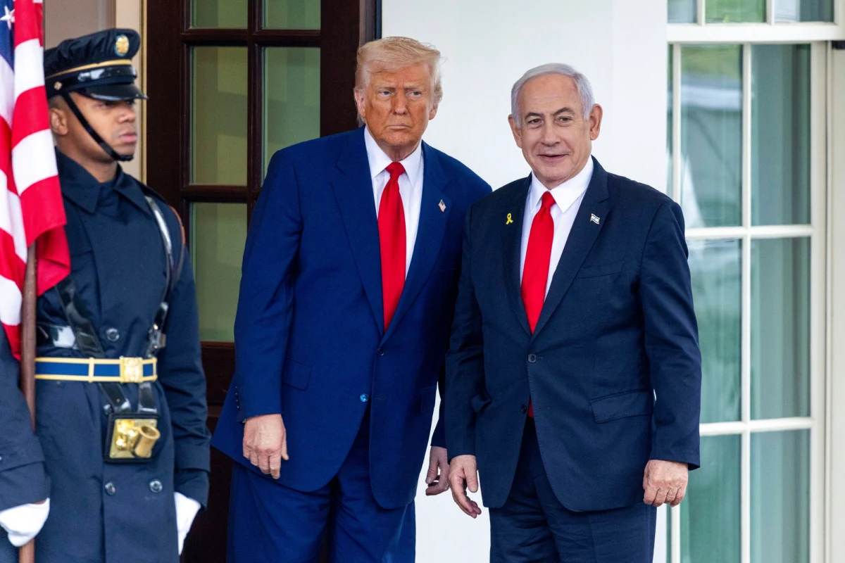 Izrael bardzo szybko zlikwiduje deficyt handlowy z USA i niepotrzebne bariery handlowe, stając się wzorem wolnego handlu dla świata - ogłosił premier Benjamin Netanjahu w poniedziałek w Białym Domu po rozmowie z prezydentem USA Donaldem Trumpem. Premier Izraela jest pierwszym zagranicznym przywódcą, który osobiście spotyka się z Trumpem po nałożeniu przez niego ceł na kilkadziesiąt państw świata. Politycy rozmawiali też o Strefie Gazy. Trump przekazał z kolei, że USA i Iran będą prowadziły bezpośrednie rozmowy na temat programu nuklearnego Teheranu. Te najbliższe, już w sobotę.