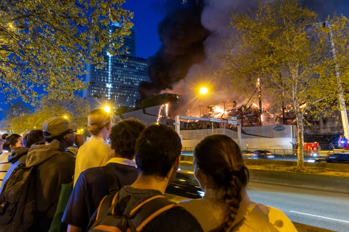 Pożar w jednym z największych zakładów przetwarzania odpadów w Paryżu. Ogień pojawił się tam w poniedziałkowy wieczór, o czym poinformowała agencja AFP. Do akcji gaszenia wysłano ok. 200 strażaków i 60 wozów strażackich. Nad francuską stolicą pojawiła się chmura gęstego dymu.