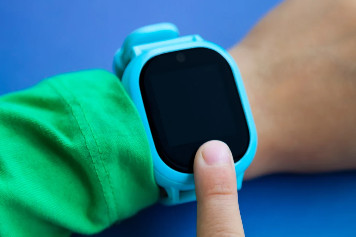 Jak zablokować numer alarmowy 112 i uniemożliwić połączenia z pogotowiem ratunkowym? Wystarczy 70 razy zadzwonić na numery służb. Niedawno spróbował tego pewien 4-letni Włoch. Dziecko nieświadomie, bawiąc się tzw. smartwatchem, doprowadziło do małego zamieszania, którego finałem była wizyta policjantów w przedszkolu.