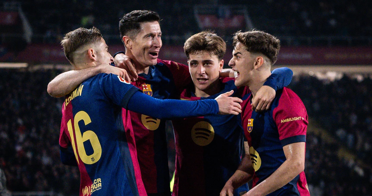 Piłkarze klubu FC Barcelona, drugi od lewej Robert Lewandowski