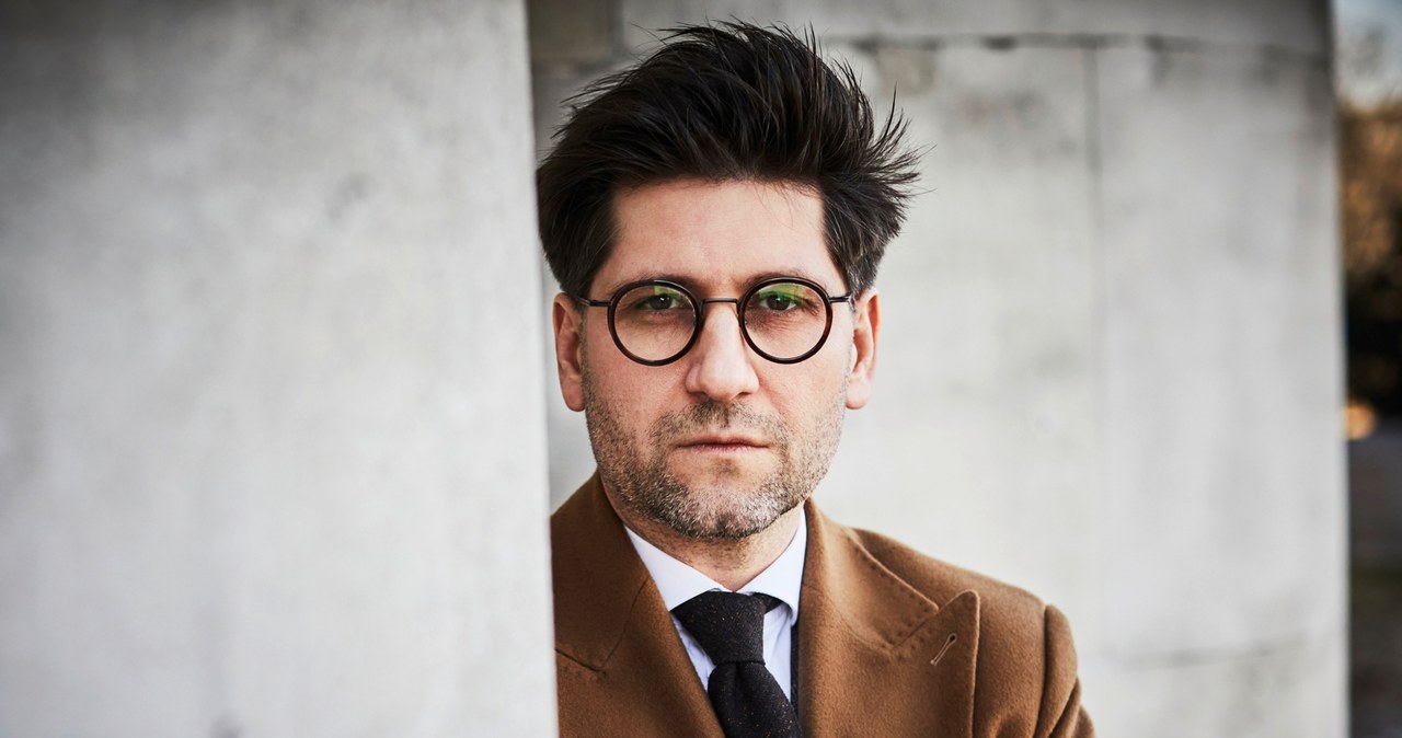 To adaptacja drugiej powieści Mateusza Pakuły, którego debiut prozatorski "Jak nie zabiłem swojego ojca i jak bardzo tego żałuję" stał się najpierw literacką, a potem teatralną sensacją. Już w najbliższy piątek, 11 kwietnia, w Teatrze Łaźnia Nowa w Krakowie odbędzie się premiera spektaklu "Skóra po dziadku". Z offu usłyszymy głos Jana Peszka i autora przedstawienia.