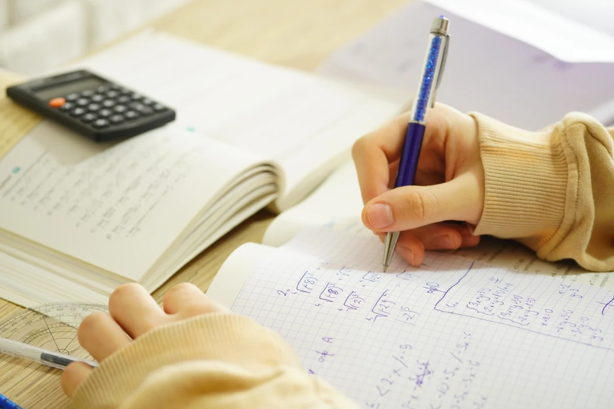 Do tegorocznych matur został już tylko miesiąc. Nauczyciele radzą, aby wykorzystać ten czas do uporządkowania wiedzy, ale też, aby przyzwyczaić umysł do np. rozwiązywania zadań o poranku. Na jakie pewniki stawiają matematycy? Na co zwracać uwagę na maturze z matematyki? Zebraliśmy dla was tę wiedzę.