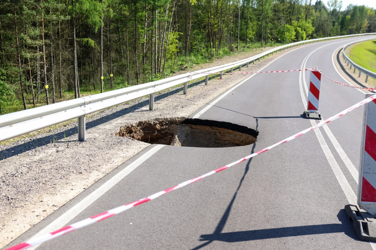 1260 - tyle zapadlisk zidentyfikowali specjaliści z Państwowego Instytutu Geologicznego - Państwowego Instytutu Badawczego (PIG-PIB) w rejonie Olkusza i Bolesławia (Małopolskie). Niegdyś działały tam kopalnie rud cynku i ołowiu. 216 spośród zapadlisk znajduje się w sąsiedztwie zabudowy i infrastruktury.