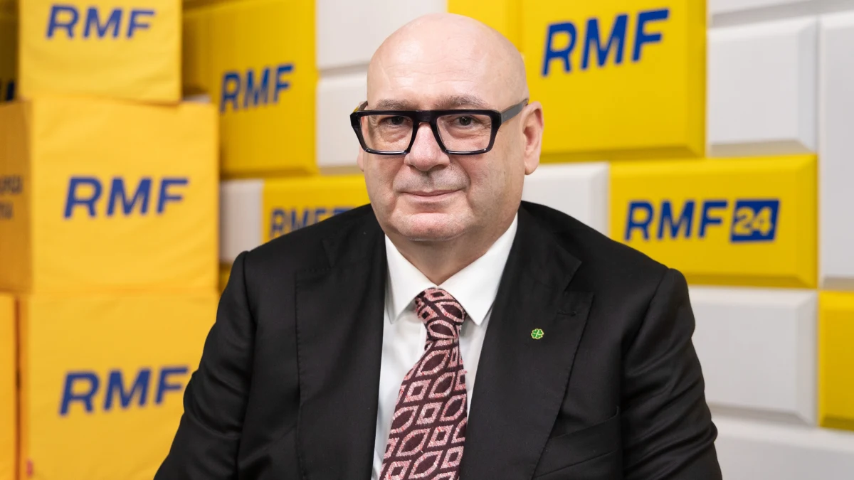 "Mogłoby dojść do nieszczęścia" - tak wicemarszałek Sejmu Piotr Zgorzelski tłumaczył w Porannej rozmowie w RMF FM swoje prośby do Romana Giertycha, by ten zszedł z mównicy podczas ubiegłotygodniowej awantury w Sejmie z udziałem posła KO i Jarosława Kaczyńskiego. Gość Tomasza Terlikowskiego wytknął politykom opozycji, że najpierw wzięli udział we mszy św. w sejmowej kaplicy, a potem krzyczeli "morderco" do Romana Giertycha.