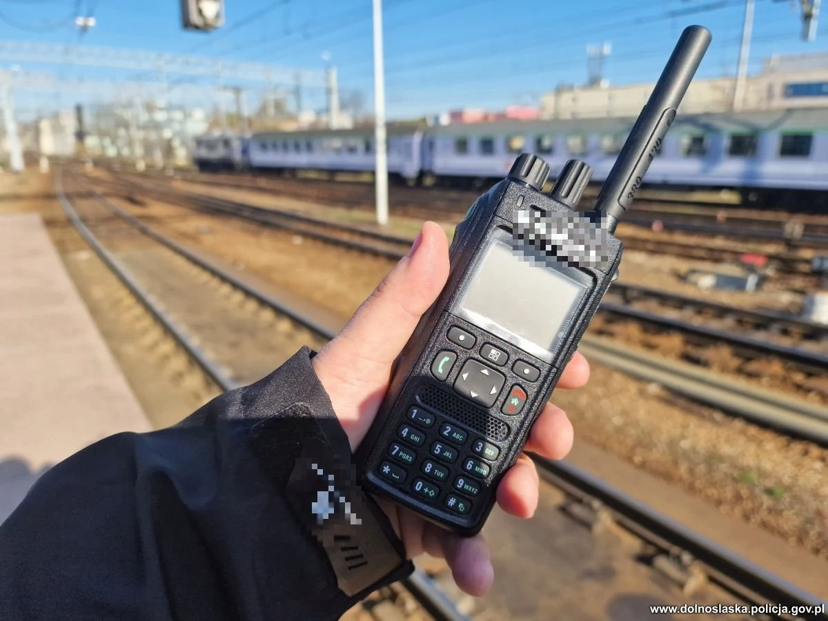 Na gorącym uczynku zatrzymano 57-latka, który we Wrocławiu zatrzymywał pociągi na mostach, wysyłając sygnały radiowe. Mężczyzna trafił na trzy miesiące do aresztu. W akcji ujęcia brali udział m.in. funkcjonariusze ABW i Służby Kontrwywiadu Wojskowego.