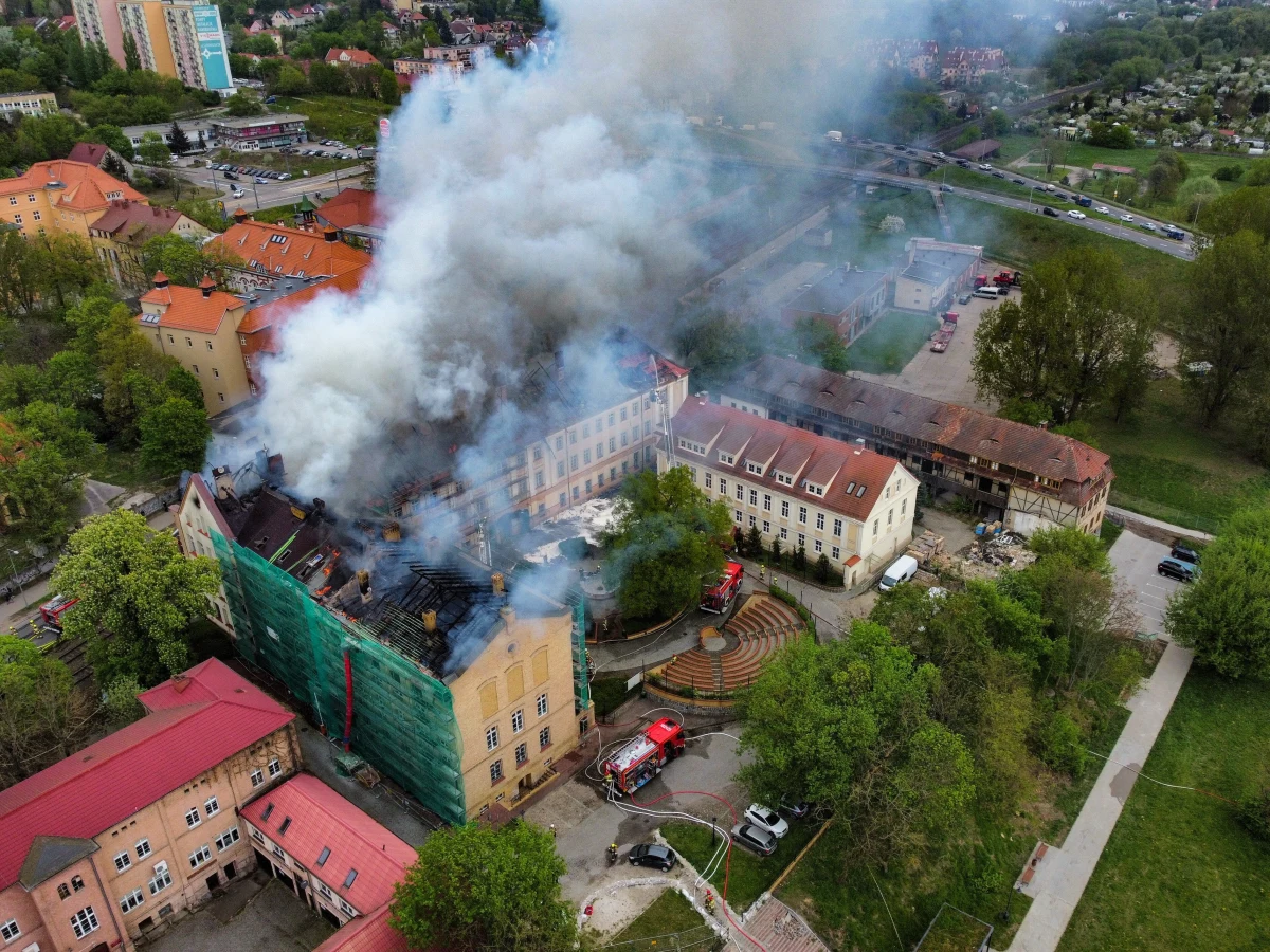Prokuratura Okręgowa w Gorzowie Wielkopolskim skierowała do sądu akt oskarżenia w sprawie pożaru budynków gorzowskiej Akademii im. Jakuba z Paradyża. Oskarżonych zostało dwóch mężczyzn wykonujących prace remontowe. Do zdarzenia doszło rok temu. 
