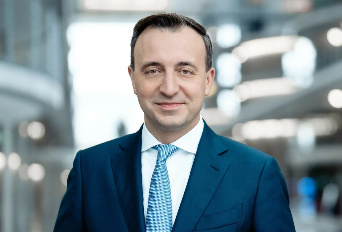 "Chcemy być całkowici niezależni od energii z Rosji. My popełniliśmy błędy w Niemczech, jeśli chodzi o Nord Stream. Chcemy być niezależni i mieć partnerstwo energetyczne z krajami Unii Europejskiej. Powinniśmy więcej słuchać Polski, krajów bałtyckich, bo więcej wiedzą czasami o Rosji niż my" – powiedział w Rozmowie o 7:00 w internetowym Radiu RMF24 niemiecki polityk polskiego pochodzenia, sekretarz generalny partii CDU w Nadrenii Północnej-Westfalii Paul Ziemiak. Gość Piotra Salaka dodał, że nie ma powodu, aby dyskutować o powrocie do Nord Stream.