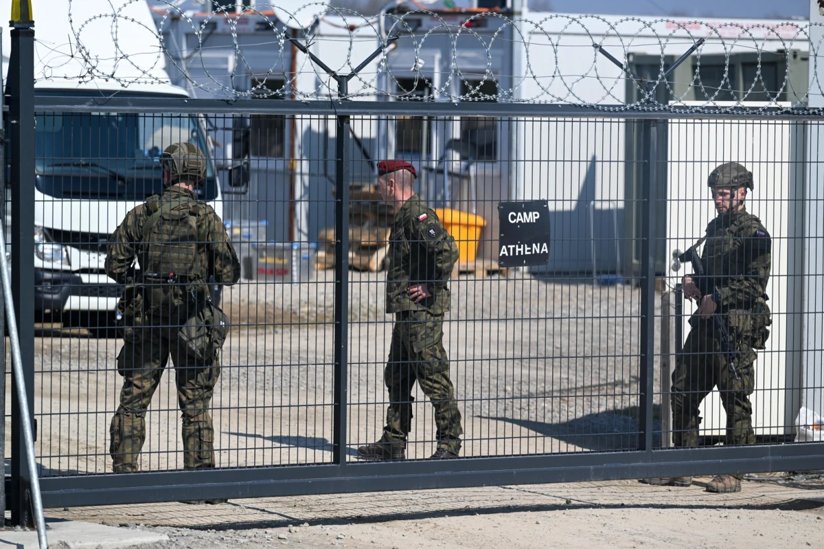 "Wojska USA pozostają w Polsce, ale w innych lokalizacjach. Teraz w misję w Jasionce zaangażowane są głównie wojska norweskie, niemieckie, brytyjskie i polskie oraz inni sojusznicy" - napisał we wtorek wicepremier i minister obrony narodowej Władysław Kosiniak-Kamysz, odnosząc się do informacji, że dowództwo armii USA w Europie i Afryce relokuje amerykański personel i sprzęt wojskowy z Jasionki pod Rzeszowem na Podkarpaciu. 