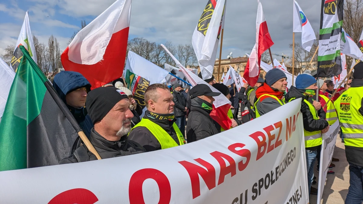 We wtorek 8 kwietnia górnicy z kopalni Bogdanka wzięli udział w demonstracji, która rozpoczęła się o godz. 12:00 na placu Litewskim w Lublinie. Po przemówieniach protestujący ruszyli Krakowskim Przedmieściem, ulicami Ewangelicką i Spokojną, by dotrzeć pod Lubelski Urząd Wojewódzki. Według organizatorów, w wydarzeniu wzięło udział około trzech tysięcy osób. Protest zakończył się o godz. 14:30.