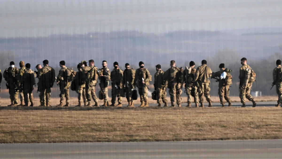 Relokacja amerykańskiego personelu i sprzętu wojskowego nie jest wycofaniem wojsk – tak Andrzej Duda skomentował informację o amerykańskich żołnierzach, którzy opuszczają lotnisko w Jasionce. Amerykańskie wojska stacjonują tam od 2022 roku.