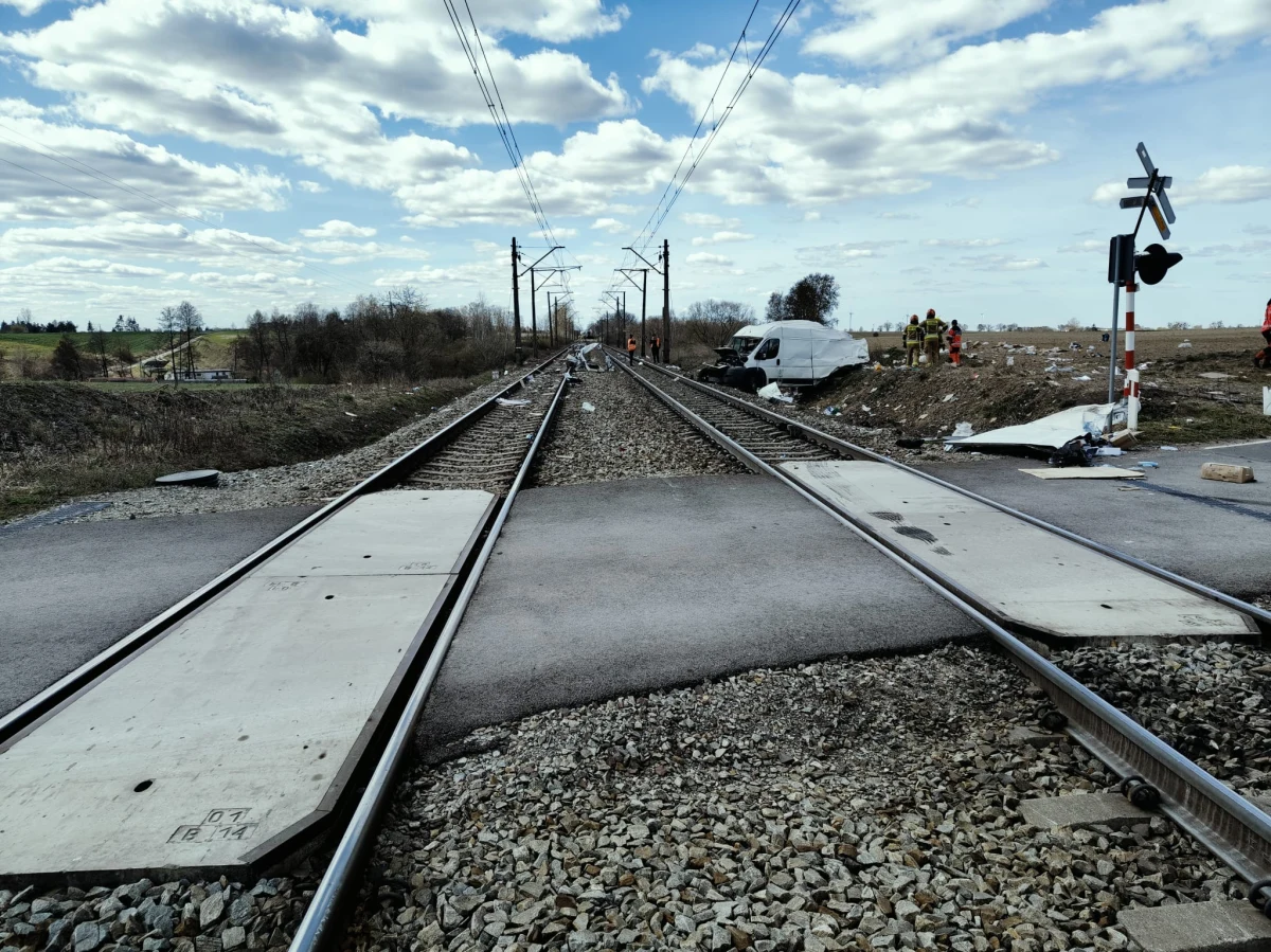 Śmiertelny wypadek na przejeździe kolejowym w Polednie (woj. kujawsko-pomorskie). Bus zderzył się z pociągiem osobowym relacji Gdynia Główna - Bielsko-Biała. Nie żyje kierowca busa. Pasażerom pociągu nic się nie stało. Ruch został wstrzymany. Opóźnienia sięgają nawet dwóch godzin. 
