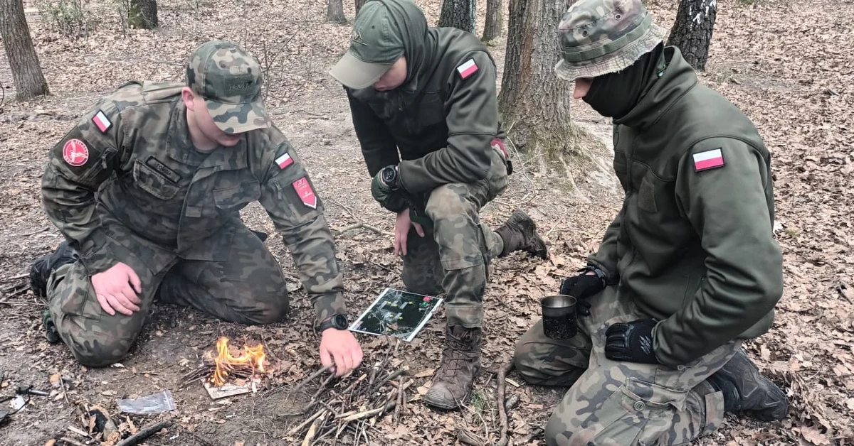 Składanie broni, czołganie, pierwsza pomoc czy rzut granatem ćwiczebnym. W Krakowie, w samym środku lasu, ponad 100 uczniów z małopolskich szkół rywalizowało w spartakiadzie wojskowej.
