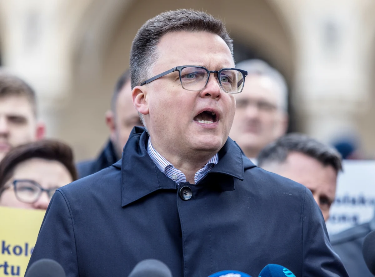 "Mentzen boi się debaty, ale nie boi się kłamać. Złożyłem pozew w trybie wyborczym przeciwko kandydatowi Konfederacji za kłamstwa głoszone przez niego z mównicy sejmowej. Zmierzymy się w sądzie, Panie Sławku. Rozstrzygnięcie błyskawicznie" - napisał kandydat na prezydenta Szymon Hołownia we wtorek po południu na platformie X. Lider Konfederacji już zdążył odpowiedzieć.